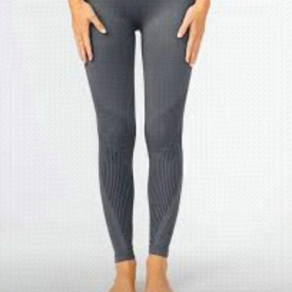 𝅺nwot Zyia Gray Grid Performance - Size L - Warmer Leggings